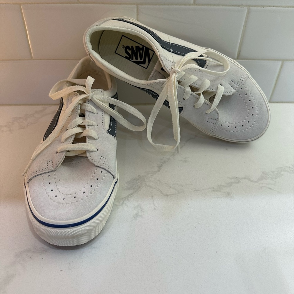 Vans Classic White with Navy Accents NWOT UNISEX W8 M6.5